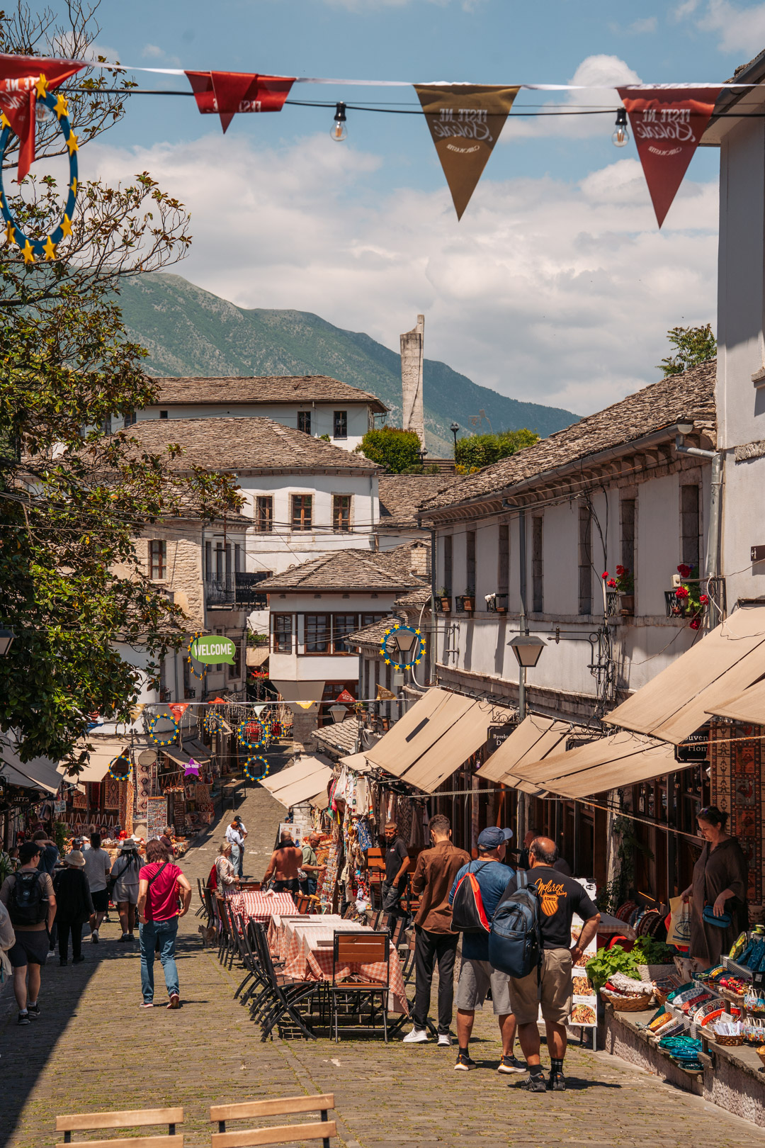 la vue sur le vieux bazar à gjirokaster en albanie