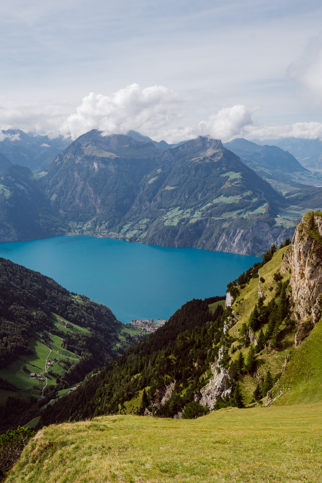 Vue panoramique sur le lac des Quatre-Cantons et les montagnes suisses depuis le Fronalpstock.