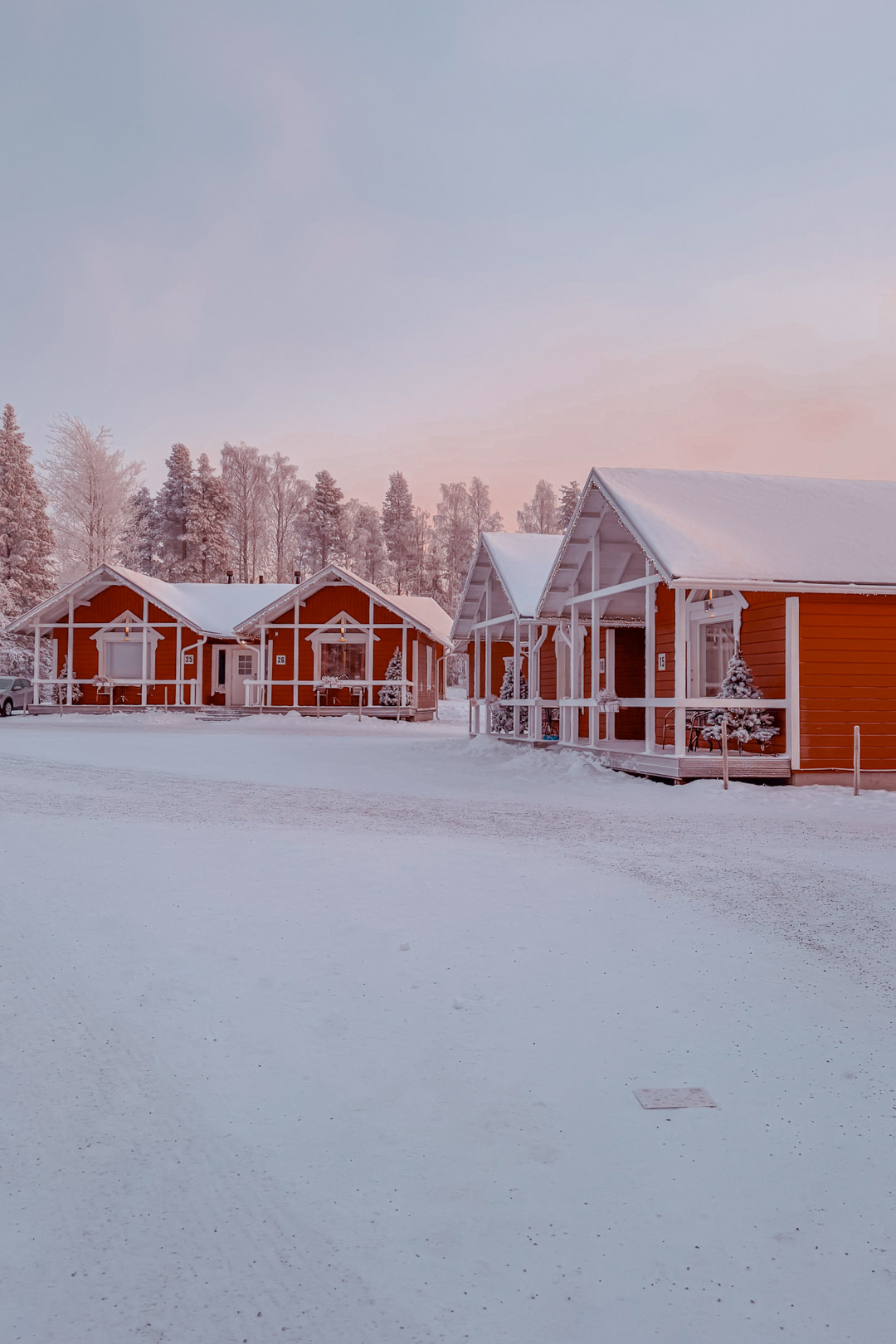 maison rouge typique a rovaniemi au coucher du soleil