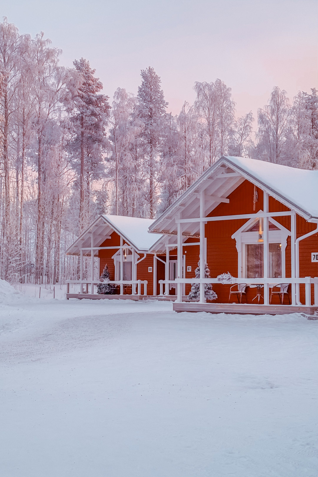 chalet typique au village du père noël de rovaniemi