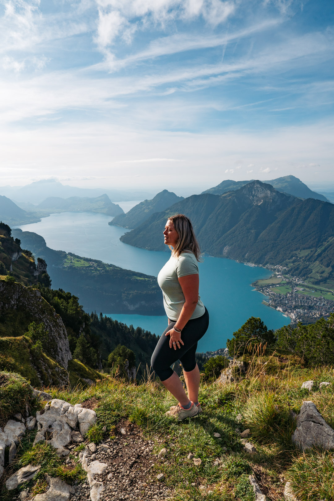 Mélanie sur les hauteurs du Fronalpstock, avec une vue panoramique sur le lac des Quatre-Cantons et les montagnes suisses.