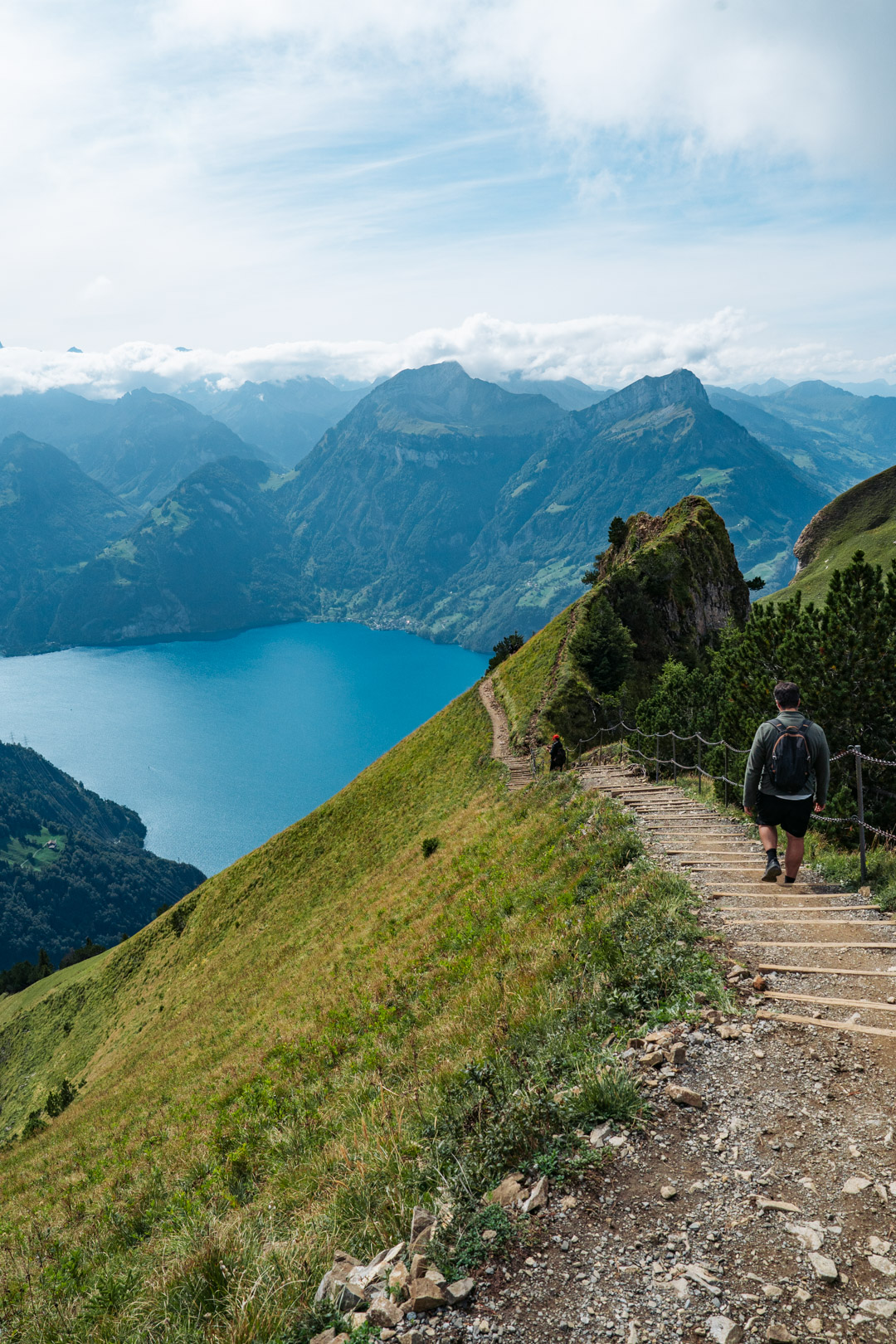 Sentier de randonnée du Fronalpstock surplombant le lac des Quatre-Cantons, avec une vue panoramique sur les montagnes suisses.