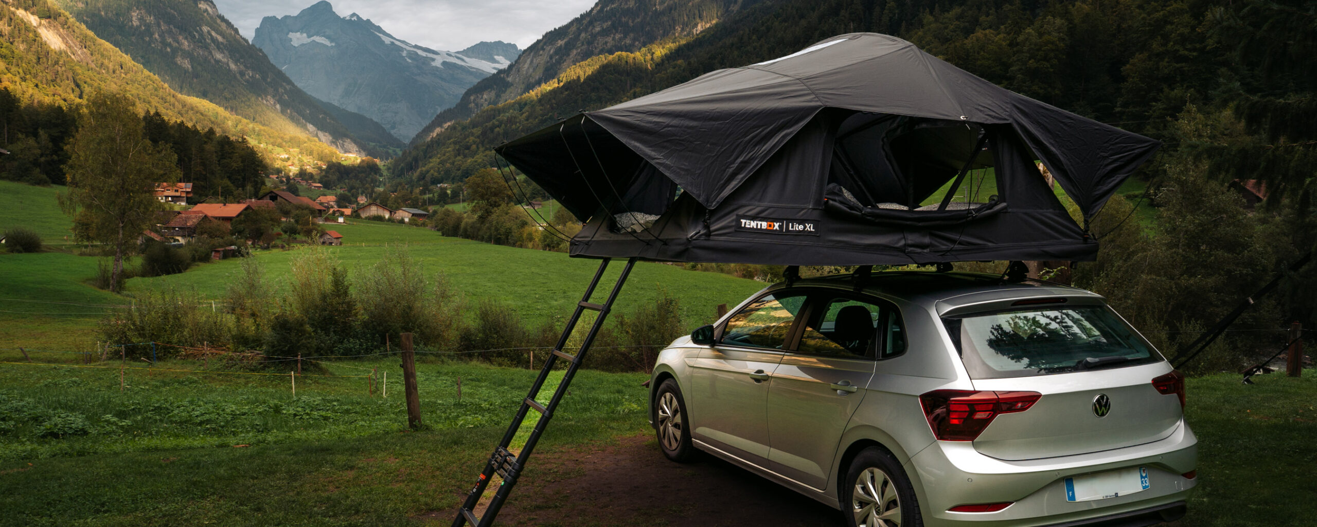 Tente de toit TentBox Lite XL installée sur une Volkswagen Polo dans les Alpes suisses