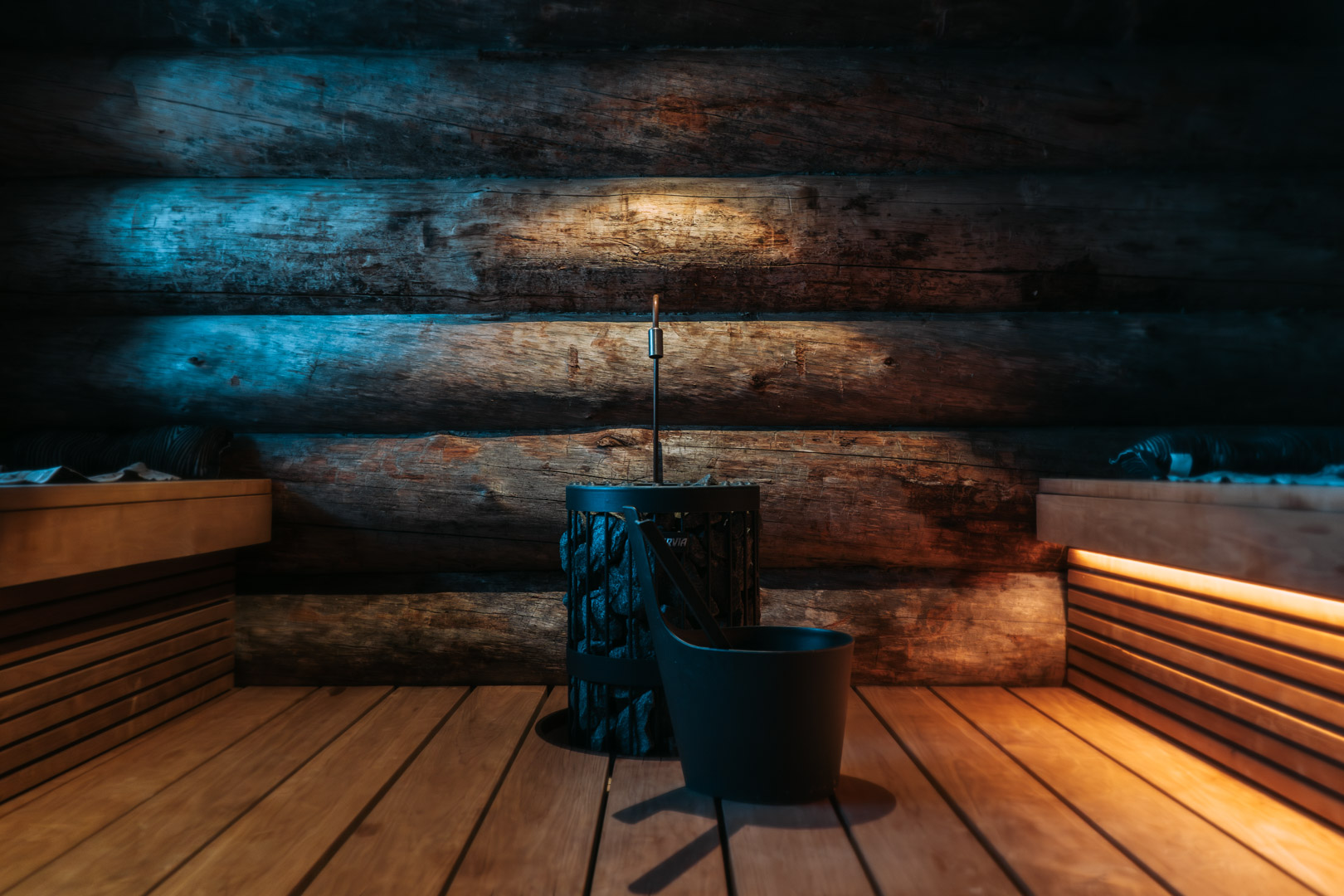sauna finlandais traditionnel dans un chalet en bois