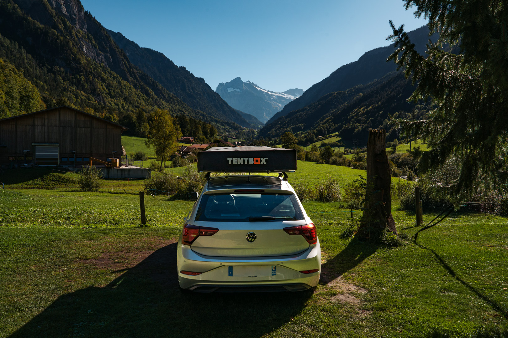 TentBox Lite XL repliée sur le toit d'une Volkswagen Polo pendant un road trip en Suisse