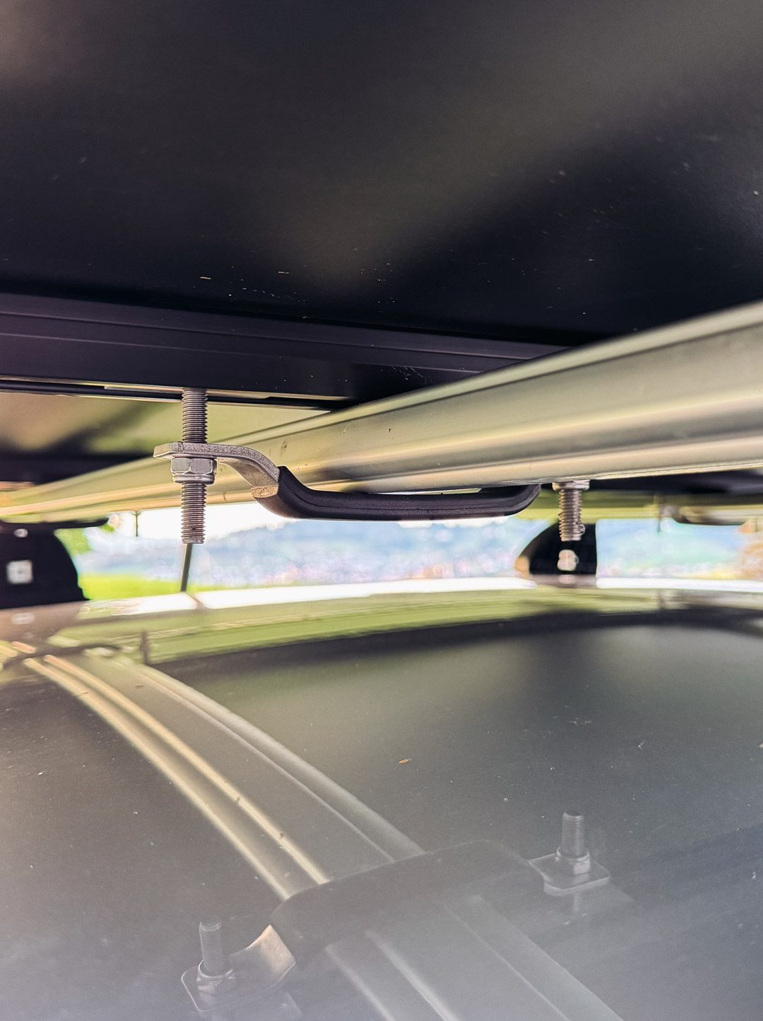 fixation de la tente de toit tentbox sur les barres de toit