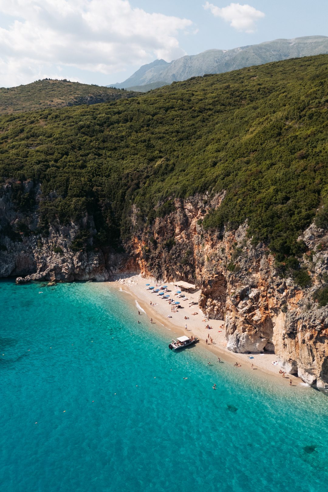 pigeon cave vue du drone depuis une sortie bateau depuis Himarë