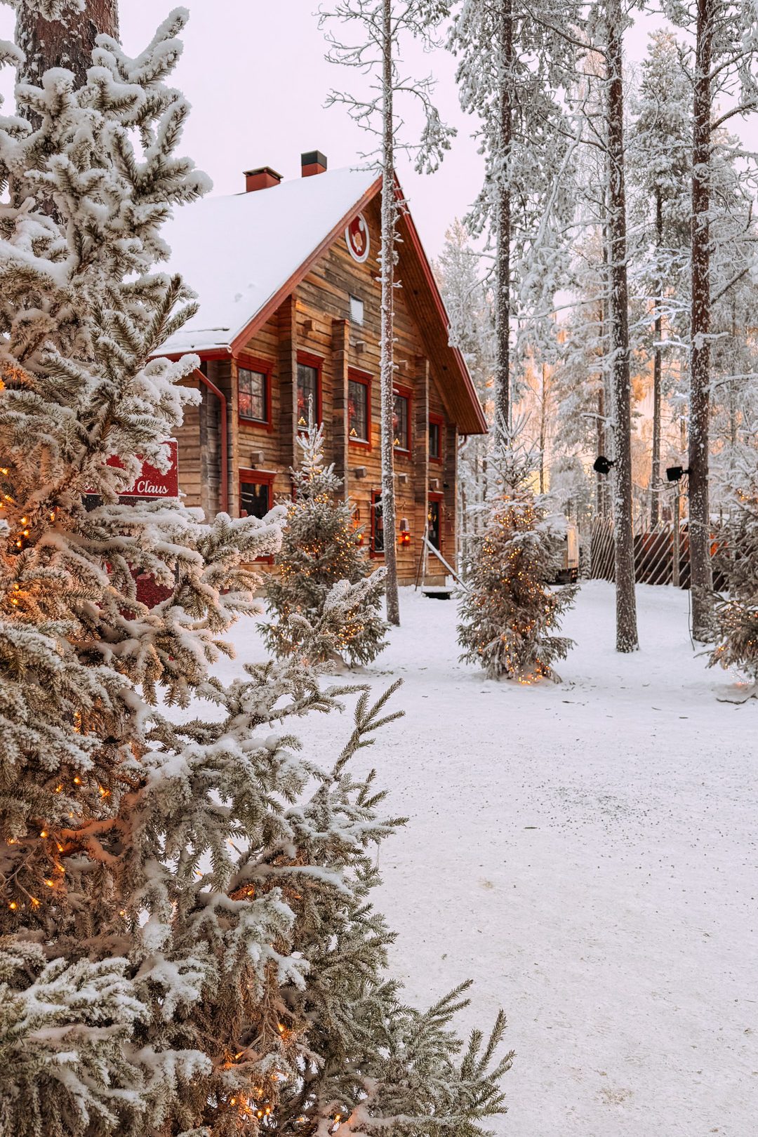 chalet en bois dans le village du père noël de rovaniemi Finlande