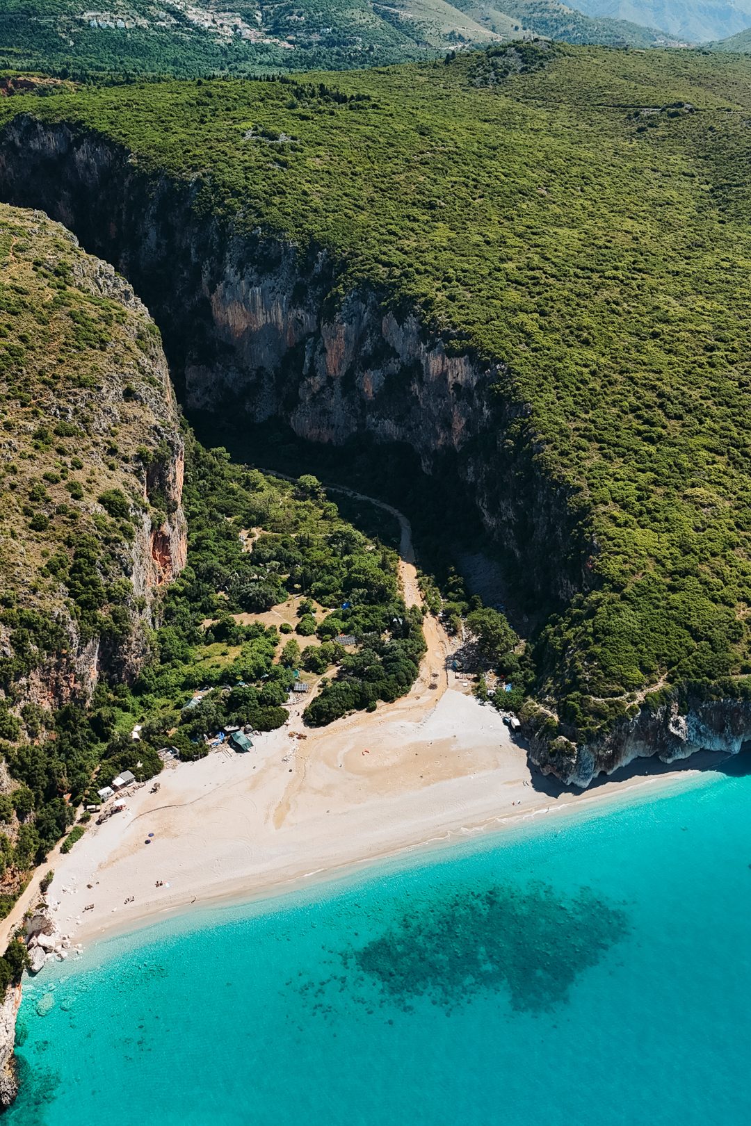 grippe beach considered comme la plus belle plage d'himarë
