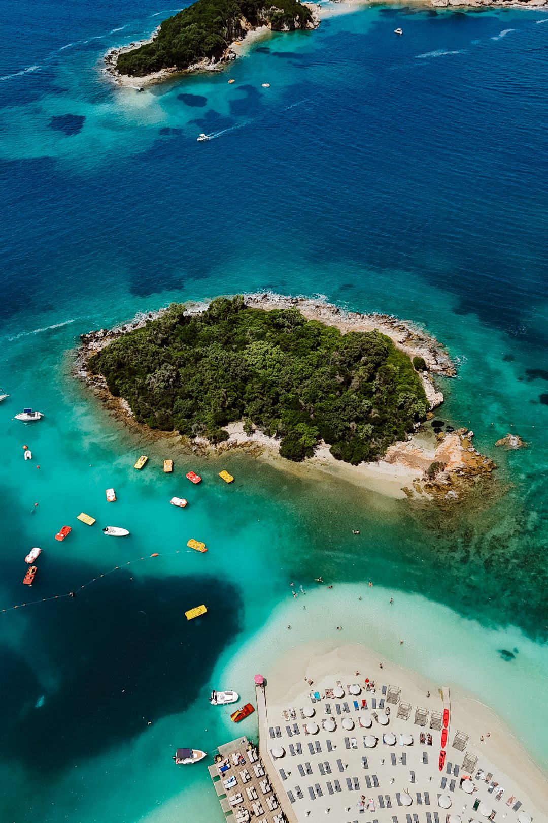 Vue en drone sur les iles de ksamil dans le sud de l'Albanie