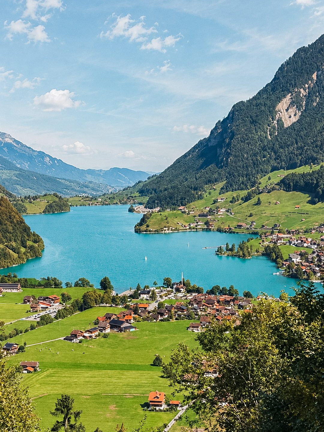 point de vue sur le lac de luger avec ces petits villages en contre bas