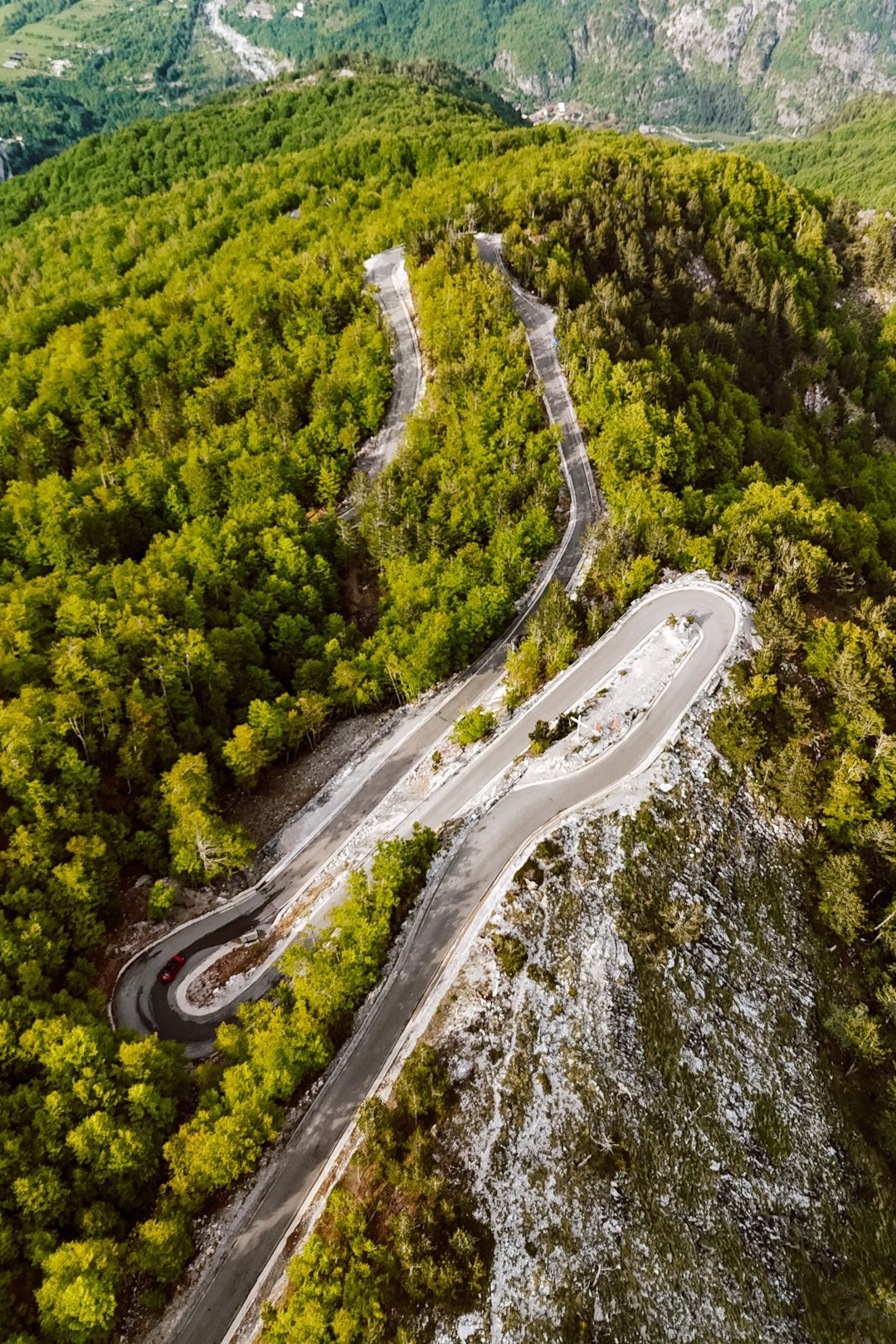 les routes sinueuses du nord de l'Albanie