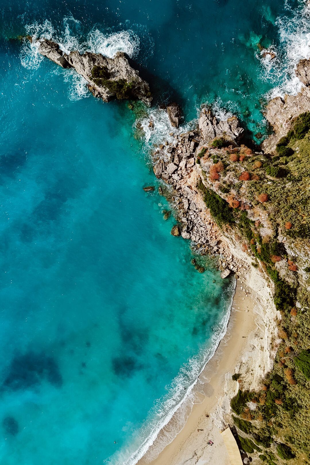 les falaises et l'eau turquoise de mirror beach à ksamil dans le sud de l'Albanie