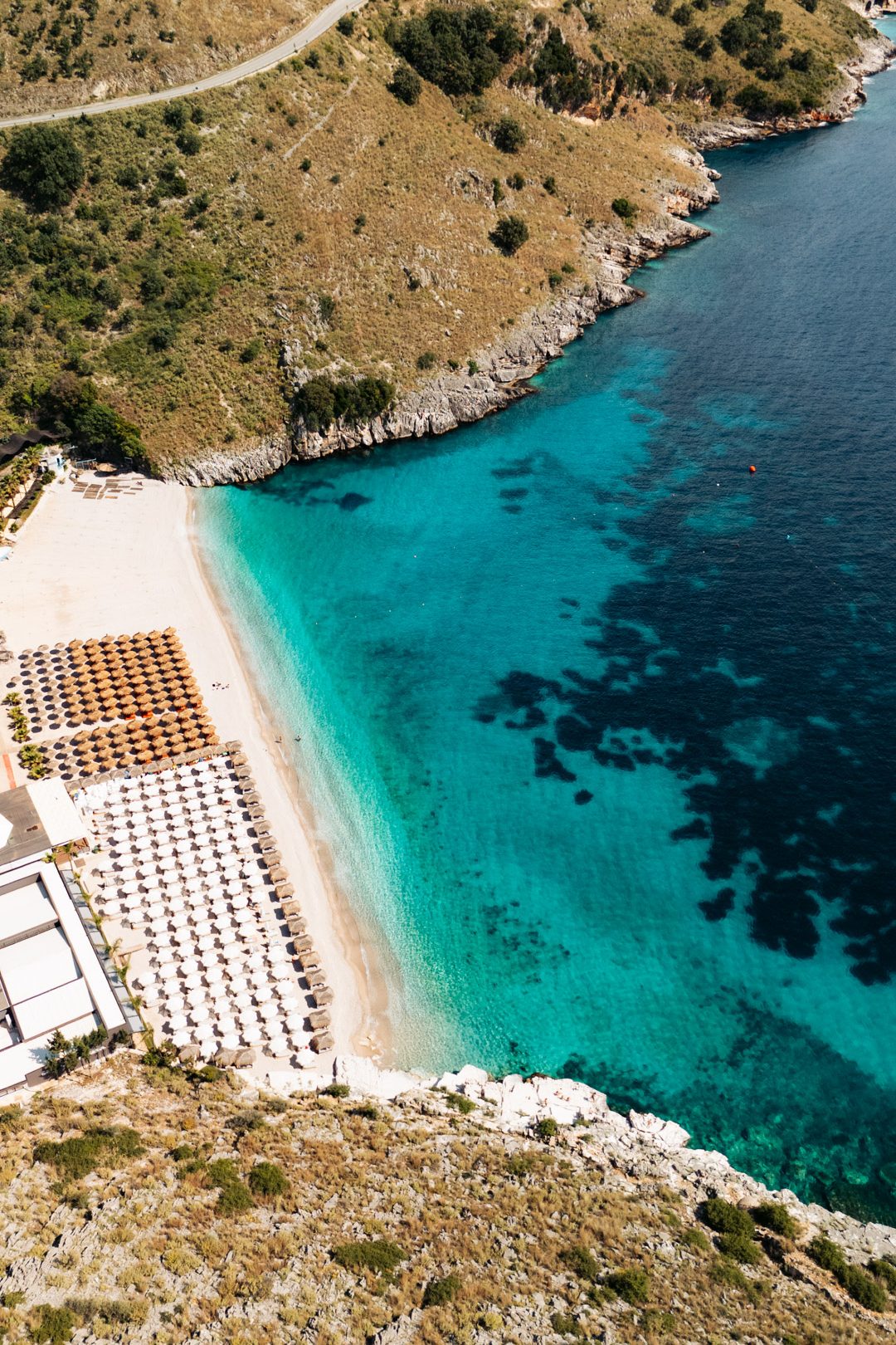 mirror beach en albanie vue du drone