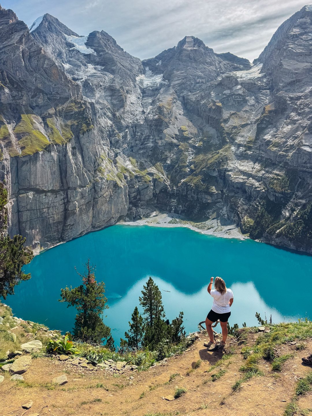 Vue sur le lac d’Oeschinensee aux eaux turquoise, entouré de montagnes et de glaciers, lors de mon road trip en Suisse.